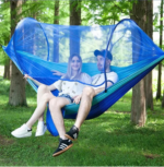 Hammock de acampamento para 2 pessoas com tela anti mosquito entre árvores em floresta