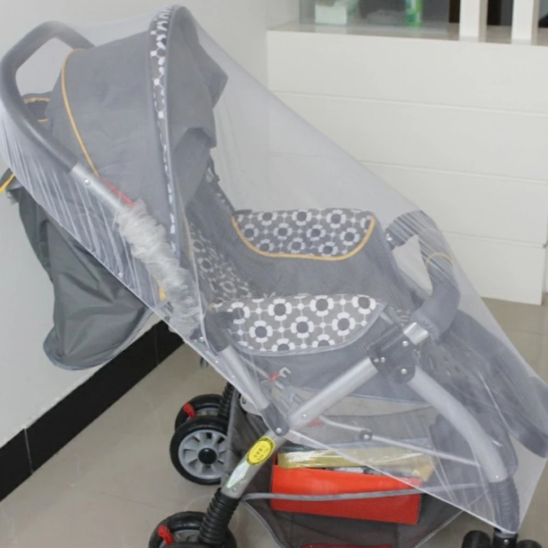 Carrito de bebé con mosquitera instalada para una visita al parque