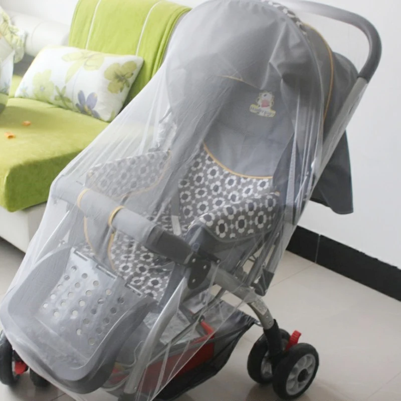 Detalle de la malla transpirable de la mosquitera para carrito de bebé