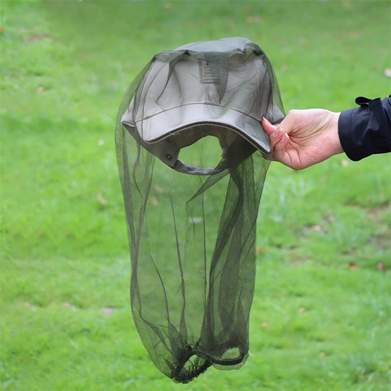 Viajante usando o chapeu mosquiteiro em destino tropical