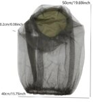 Chapeu com mosquiteiro usado sobre chapéu de sol durante expedição de acampamento