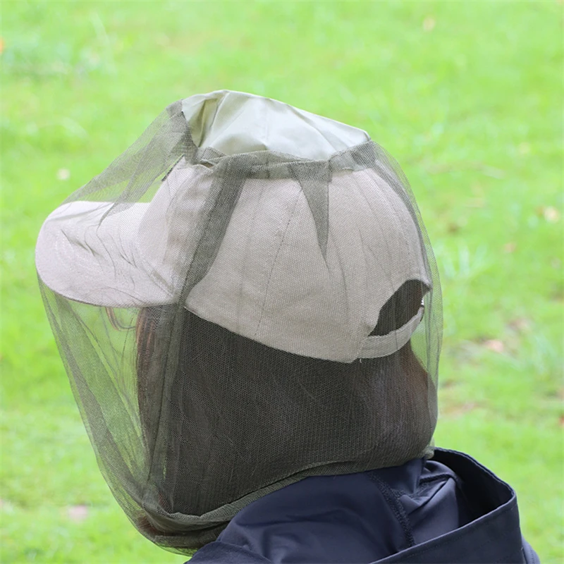 Jardineiro usando chapeu com mosquiteiro enquanto cuida das plantas