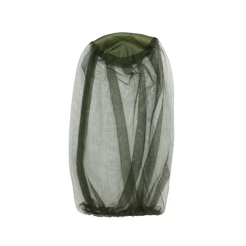 Jardinero usando un sombrero con mosquitera mientras cuida las plantas
