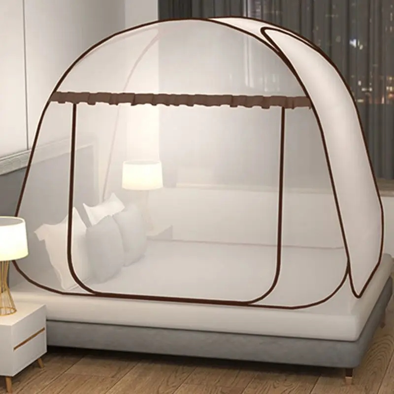Mosquitero plegable para cama de camping en un campamento