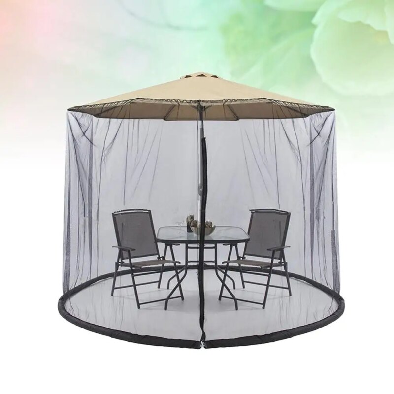 Viagem de acampamento usando a grande malha mosquiteira sobre uma mesa de piquenique