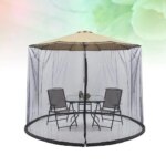 Guarda-chuva de jardim com mosquiteiro instalado para uma festa ao ar livre