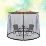 Parasol de patio con toldillo mosquitero instalado para una cena al aire libre