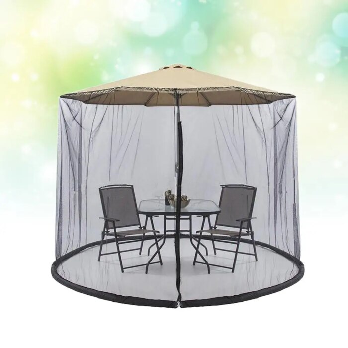 Parasol de patio con toldillo mosquitero instalado para una cena al aire libre