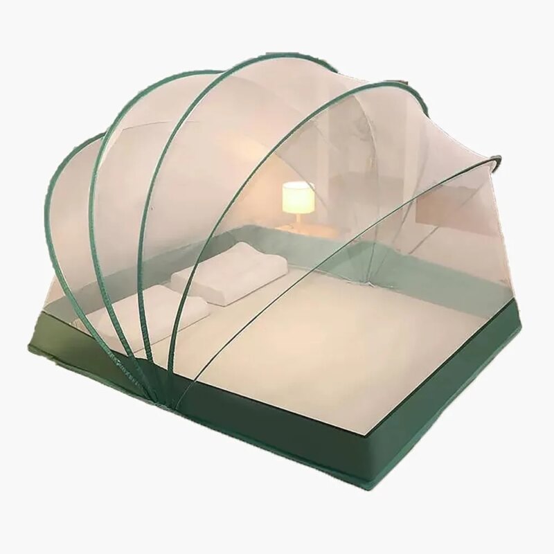 Mosquitero Mist Blue sobre cama de camping al aire libre