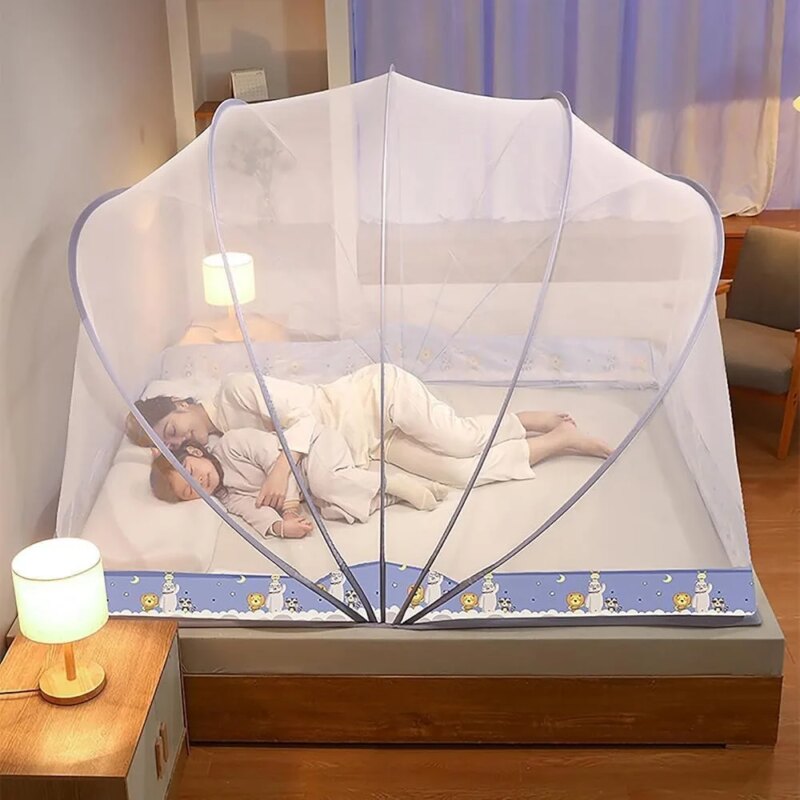Adulto usando mosquitera pop-up 160×190cm en cama king size
