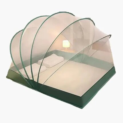 Mosquiteiro Mist Blue sobre cama de camping ao ar livre