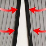 Tela mosquitera para puerta negra instalada en la entrada principal con tiras magnéticas