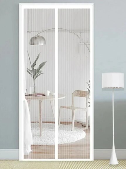 Tela mosquiteira para porta preta instalada na entrada frontal com fitas magnéticas