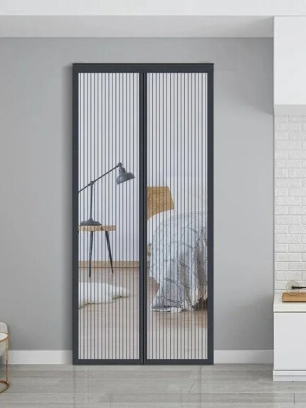 Mosquiteiro para porta branco usado na entrada da garagem