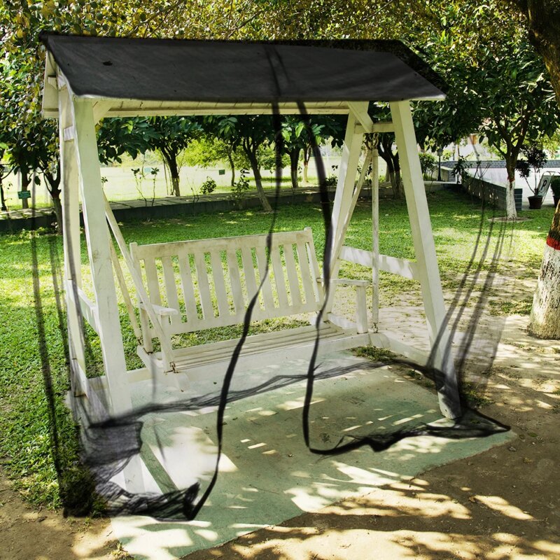 Familia usando a tela mosquiteira no pátio em tarde ensolarada