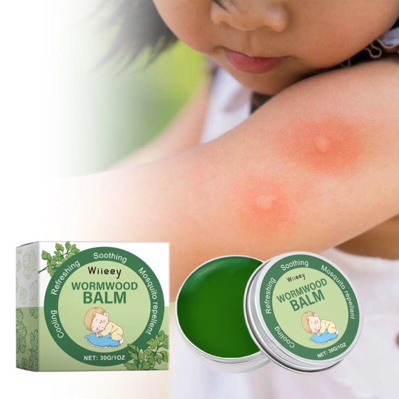 Detalle de la aplicación de pomada para picaduras de mosquitos en una bichadura