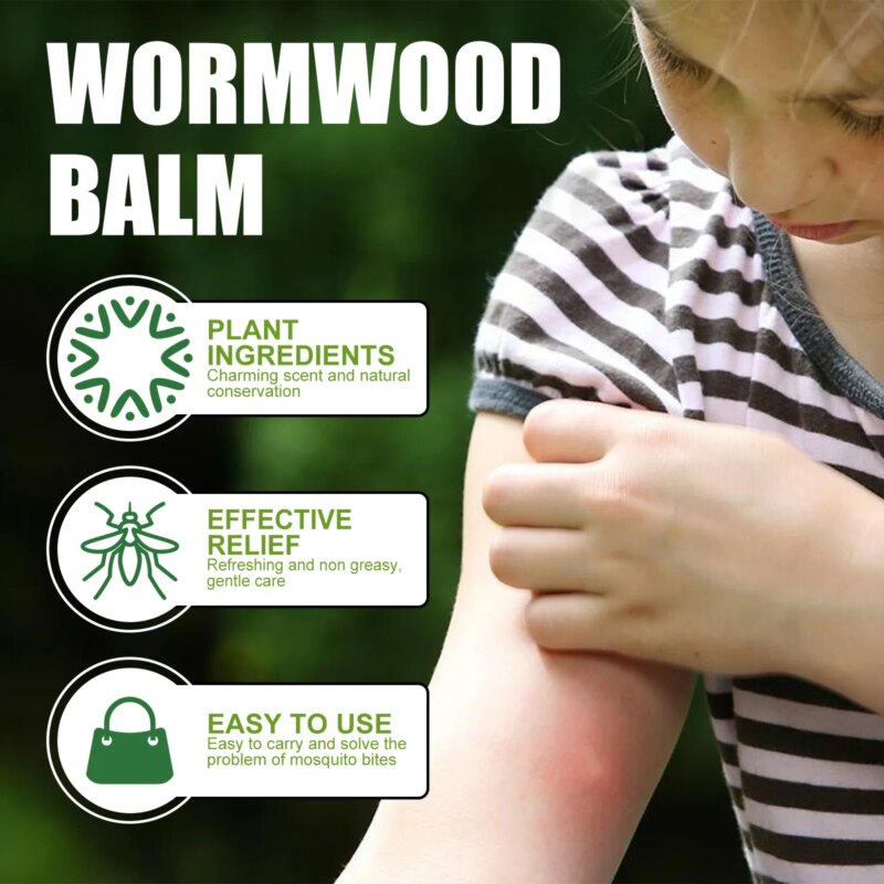 Madre aplicando pomada en el brazo de su bebé para protección contra mosquitos