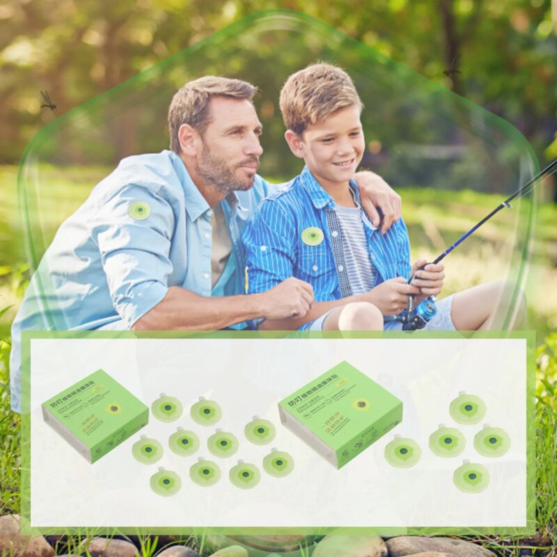 Familia usando patch de citronela repelente durante viagem de acampamento