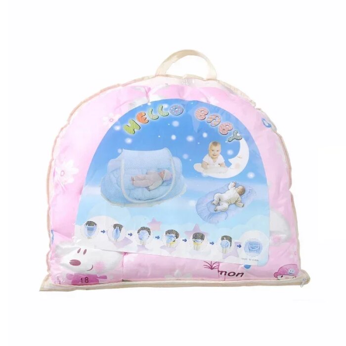 Dobrando o mosquiteiro em saco compacto para viagem