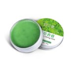 Aplicando pomada tiger balm em uma picadura de mosquito para alívio rápido