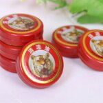 Aplicando tiger balm vermelho em templos para alívio de cefaleia