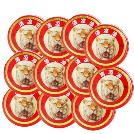 Caixa de tiger balm vermelho em kit de viagem para aventuras externas