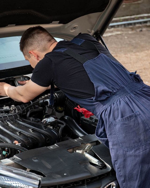 Técnico automotriz revisando un motor